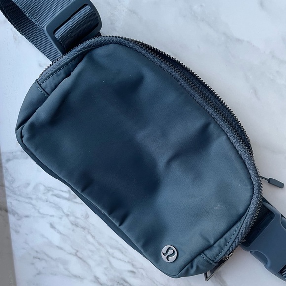 Lululemon Everywhere Belt Bag *CURRENTLY SOLD OUT ONLINE - Picture 2 of 4